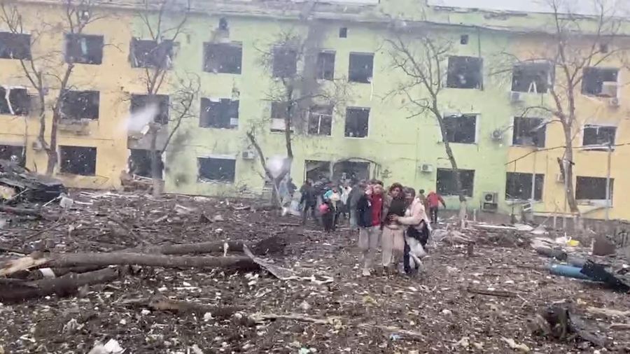 Pemandangan bangunan yang rusak setelah serangan terhadap pangkalan militer Yavoriv, di tengah invasi Rusia ke Ukraina, di Yavoriv, Oblast Lviv, Ukraina, 13 Maret 2022. (@BackAndAlive via REUTERS/@BACKANDALIVE)