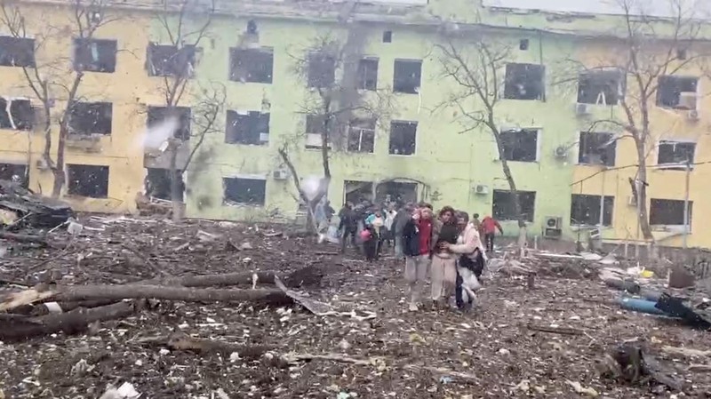 Pemandangan bangunan yang rusak setelah serangan terhadap pangkalan militer Yavoriv, di tengah invasi Rusia ke Ukraina, di Yavoriv, Oblast Lviv, Ukraina, 13 Maret 2022. (@BackAndAlive via REUTERS/@BACKANDALIVE)