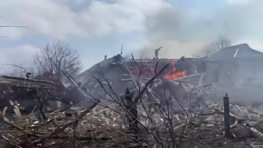 Situasi kehancuran di kota Mariupol, Ukraina, yang kini dikepung pasukan Rusia. (via REUTERS/MAXAR TECHNOLOGIES)