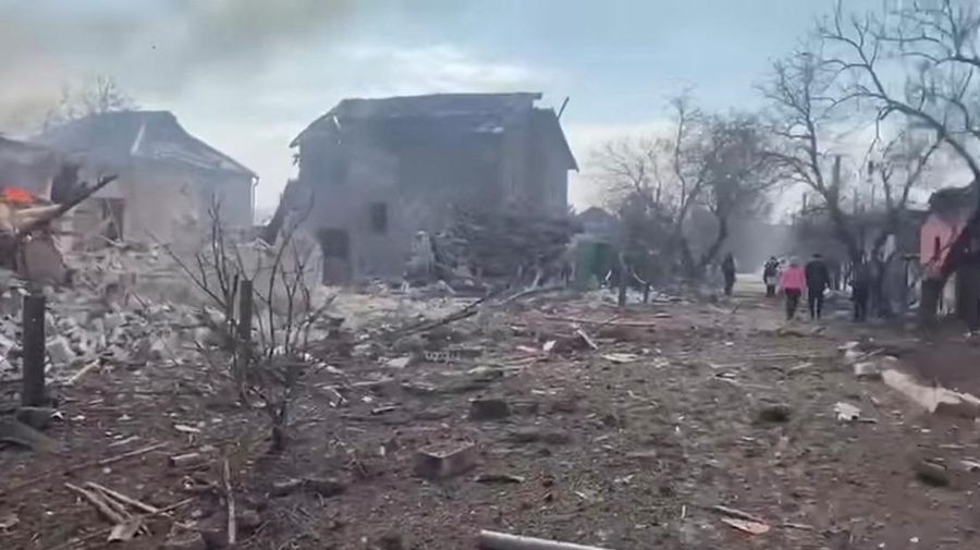 Situasi kehancuran di kota Mariupol, Ukraina, yang kini dikepung pasukan Rusia. (via REUTERS/MAXAR TECHNOLOGIES)