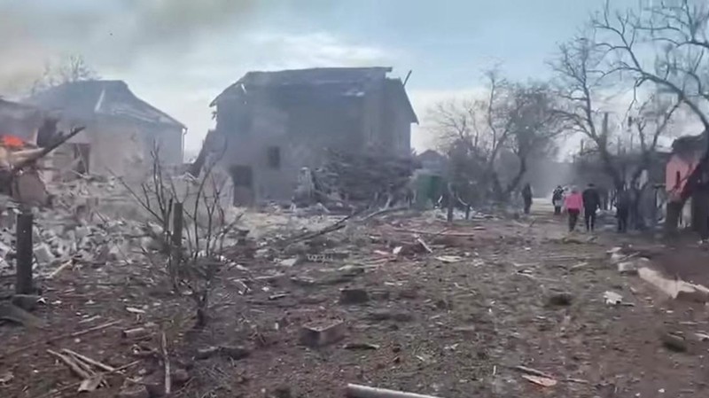 Situasi kehancuran di kota Mariupol, Ukraina, yang kini dikepung pasukan Rusia. (via REUTERS/MAXAR TECHNOLOGIES)