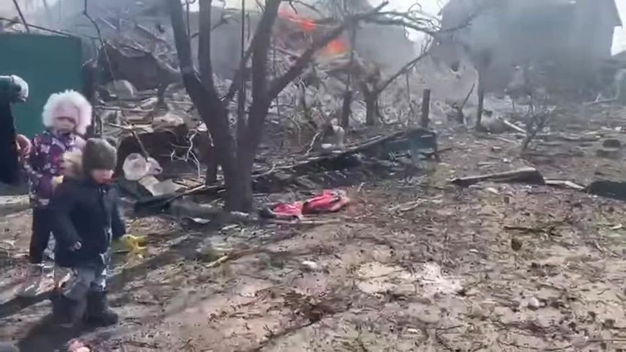 Situasi kehancuran di kota Mariupol, Ukraina, yang kini dikepung pasukan Rusia. (via REUTERS/ARMED FORCES OF UKRAINE)