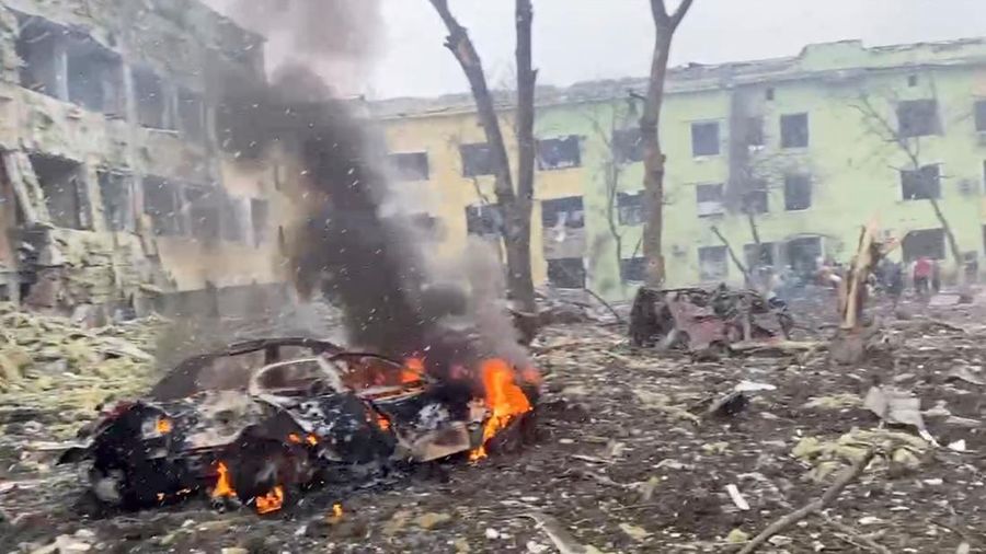 Situasi kehancuran di kota Mariupol, Ukraina, yang kini dikepung pasukan Rusia. (via REUTERS/ARMED FORCES OF UKRAINE)