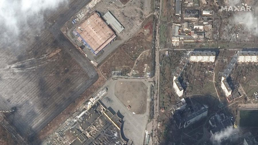 Situasi kehancuran di kota Mariupol, Ukraina, yang kini dikepung pasukan Rusia. (via REUTERS/MAXAR TECHNOLOGIES)
