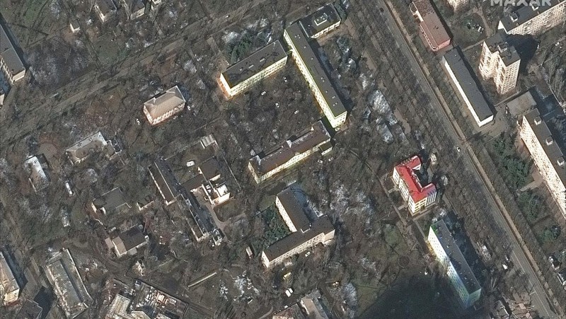 Situasi kehancuran di kota Mariupol, Ukraina, yang kini dikepung pasukan Rusia. (via REUTERS/MAXAR TECHNOLOGIES)