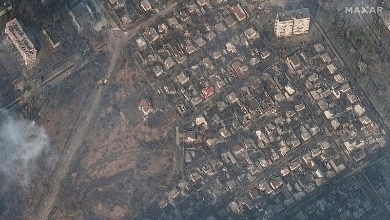 Situasi kehancuran di kota Mariupol, Ukraina, yang kini dikepung pasukan Rusia. (via REUTERS/MAXAR TECHNOLOGIES)