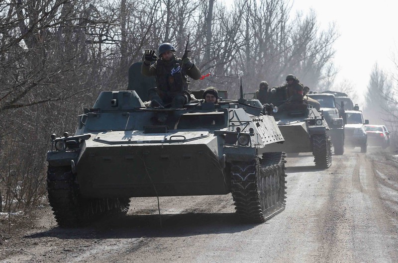 UKRAINE-CRISIS/DONETSK-REGION Service members of pro-Russian troops in uniforms without insignia are seen atop of armoured vehicles during Ukraine-Russia conflict outside the separatist-controlled town of Volnovakha in the Donetsk region, Ukraine March 12, 2022. REUTERS/Alexander Ermochenko