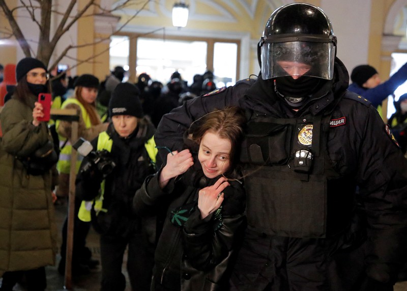 Aparat penegak hukum Rusia menahan seorang demonstran selama protes anti-perang terhadap invasi Rusia ke Ukraina, di Saint Petersburg, Rusia. (REUTERS/STRINGER) Aparat penegak hukum Rusia menahan seorang demonstran selama protes anti-perang terhadap invasi Rusia ke Ukraina, di Saint Petersburg, Rusia. (REUTERS/STRINGER)