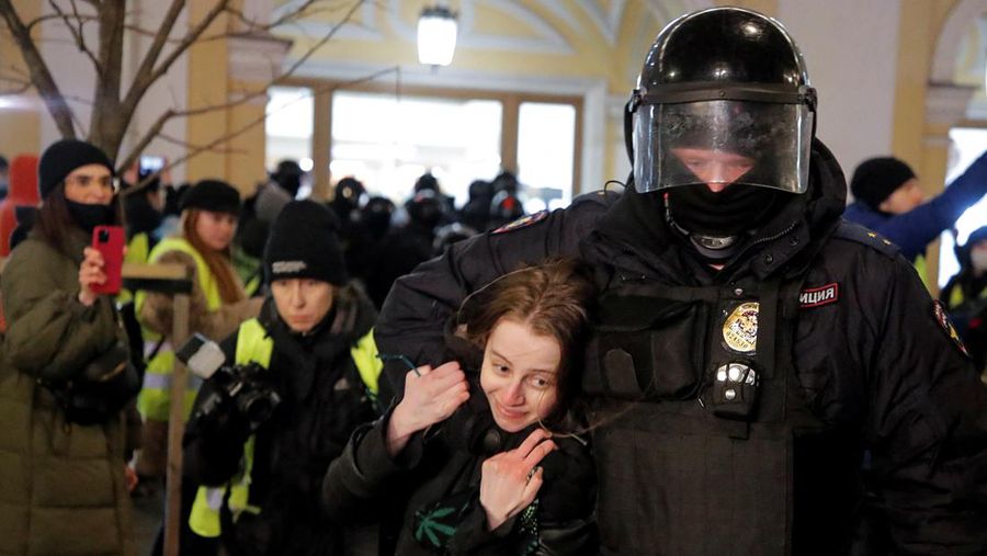 Aparat penegak hukum Rusia menahan seorang demonstran selama protes anti-perang terhadap invasi Rusia ke Ukraina, di Saint Petersburg, Rusia. (REUTERS/STRINGER)