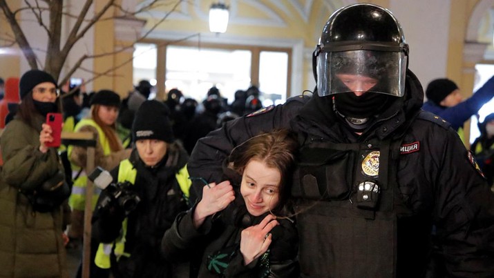 Aparat penegak hukum Rusia menahan seorang demonstran selama protes anti-perang terhadap invasi Rusia ke Ukraina, di Saint Petersburg, Rusia. (REUTERS/STRINGER)