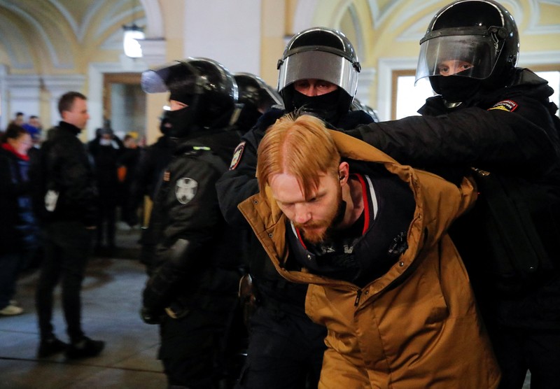 Aparat penegak hukum Rusia menahan seorang demonstran selama protes anti-perang terhadap invasi Rusia ke Ukraina, di Saint Petersburg, Rusia. (REUTERS/STRINGER)