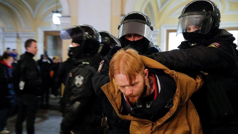 Aparat penegak hukum Rusia menahan seorang demonstran selama protes anti-perang terhadap invasi Rusia ke Ukraina, di Saint Petersburg, Rusia. (REUTERS/STRINGER)