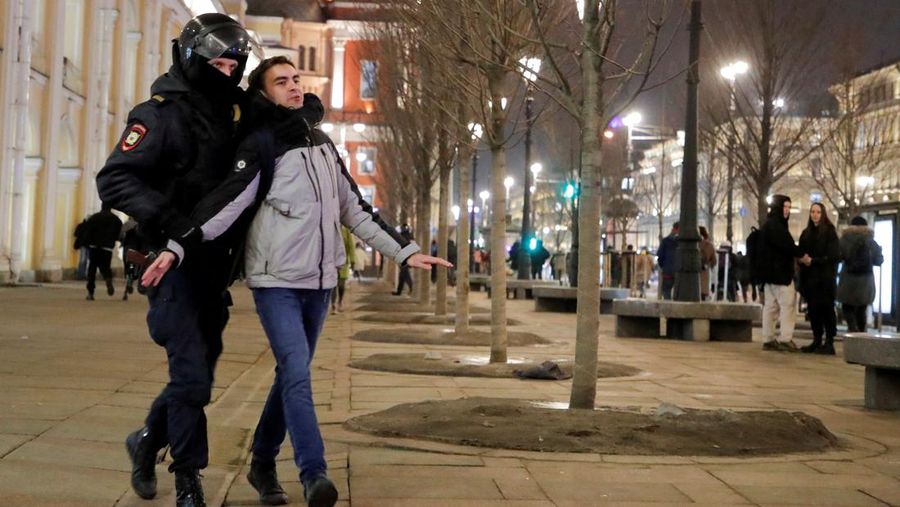 Aparat penegak hukum Rusia menahan seorang demonstran selama protes anti-perang terhadap invasi Rusia ke Ukraina, di Saint Petersburg, Rusia. (REUTERS/STRINGER)