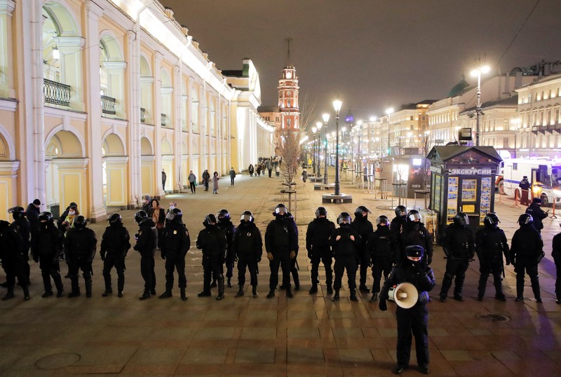 Aparat penegak hukum Rusia menahan seorang demonstran selama protes anti-perang terhadap invasi Rusia ke Ukraina, di Saint Petersburg, Rusia. (REUTERS/STRINGER) Aparat penegak hukum Rusia menahan seorang demonstran selama protes anti-perang terhadap invasi Rusia ke Ukraina, di Saint Petersburg, Rusia. (REUTERS/STRINGER)