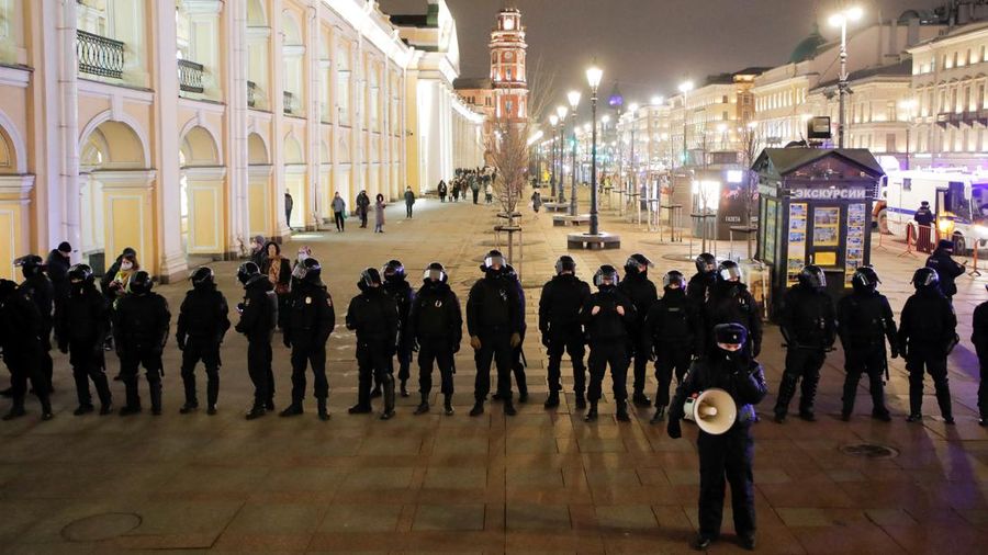 Aparat penegak hukum Rusia menahan seorang demonstran selama protes anti-perang terhadap invasi Rusia ke Ukraina, di Saint Petersburg, Rusia. (REUTERS/STRINGER)