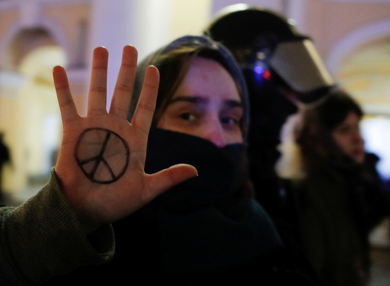 Aparat penegak hukum Rusia menahan seorang demonstran selama protes anti-perang terhadap invasi Rusia ke Ukraina, di Saint Petersburg, Rusia. (REUTERS/STRINGER)