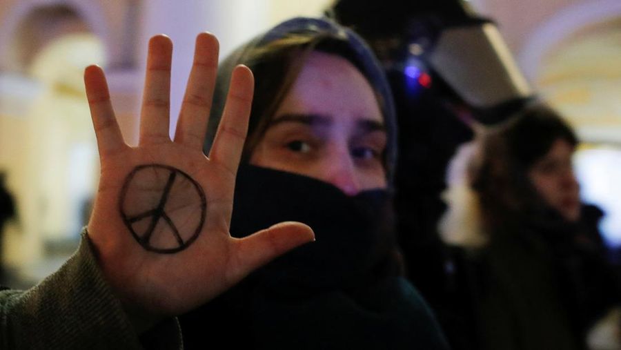 Aparat penegak hukum Rusia menahan seorang demonstran selama protes anti-perang terhadap invasi Rusia ke Ukraina, di Saint Petersburg, Rusia. (REUTERS/STRINGER)