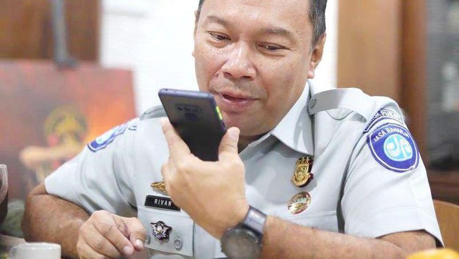 Direktur Utama Jasa Raharja Rivan Purwantono kala melakukan panggilan telepon.