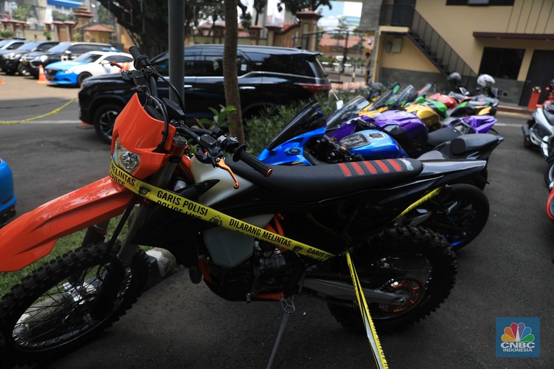 Gepokan uang milik Doni Salmanan juga dipamerkan polisi sebagai barang bukti. (Dok: Hanif Hawari/detikcom) Gepokan uang milik Doni Salmanan juga dipamerkan polisi sebagai barang bukti. (Dok: Hanif Hawari/detikcom)