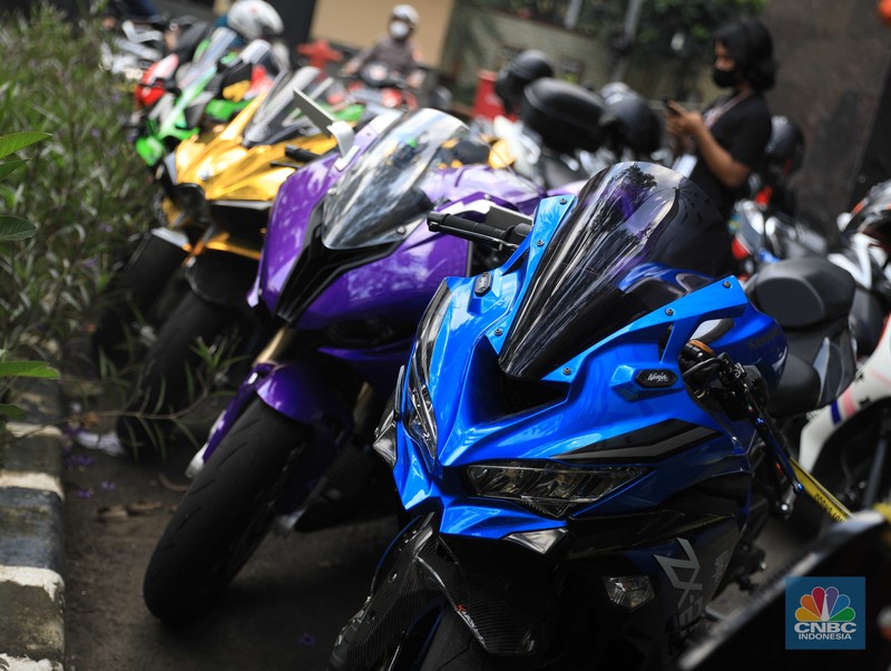 Gepokan uang milik Doni Salmanan juga dipamerkan polisi sebagai barang bukti. (Dok: Hanif Hawari/detikcom)
