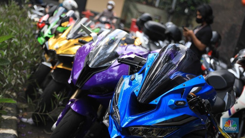 Gepokan uang milik Doni Salmanan juga dipamerkan polisi sebagai barang bukti. (Dok: Hanif Hawari/detikcom)