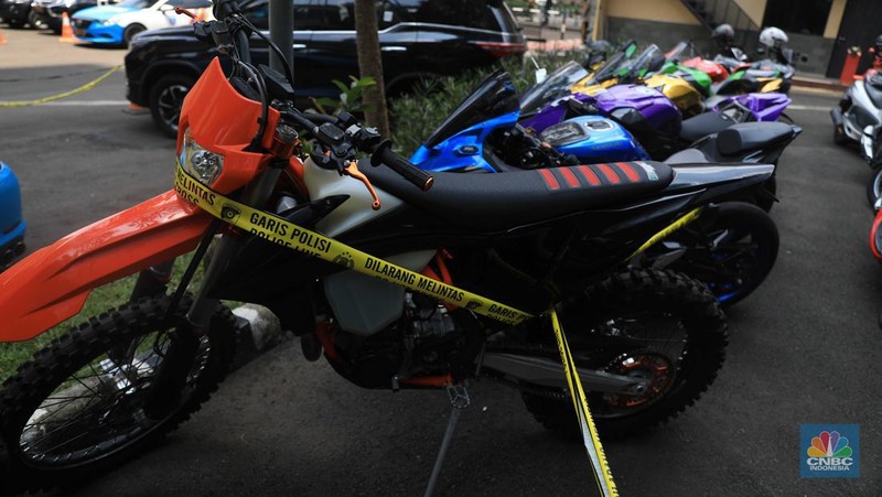 Gepokan uang milik Doni Salmanan juga dipamerkan polisi sebagai barang bukti. (Dok: Hanif Hawari/detikcom)