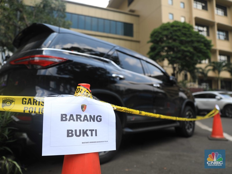 Kendaraan sitaan Doni Salmanan di Bareskrim (CNBC Indonesia/Muhammad Sabki) Kendaraan sitaan Doni Salmanan di Bareskrim (CNBC Indonesia/Muhammad Sabki)
