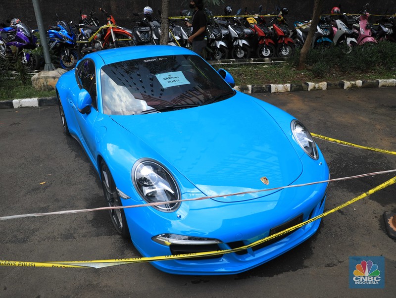 Gepokan uang milik Doni Salmanan juga dipamerkan polisi sebagai barang bukti. (Dok: Hanif Hawari/detikcom) Gepokan uang milik Doni Salmanan juga dipamerkan polisi sebagai barang bukti. (Dok: Hanif Hawari/detikcom)