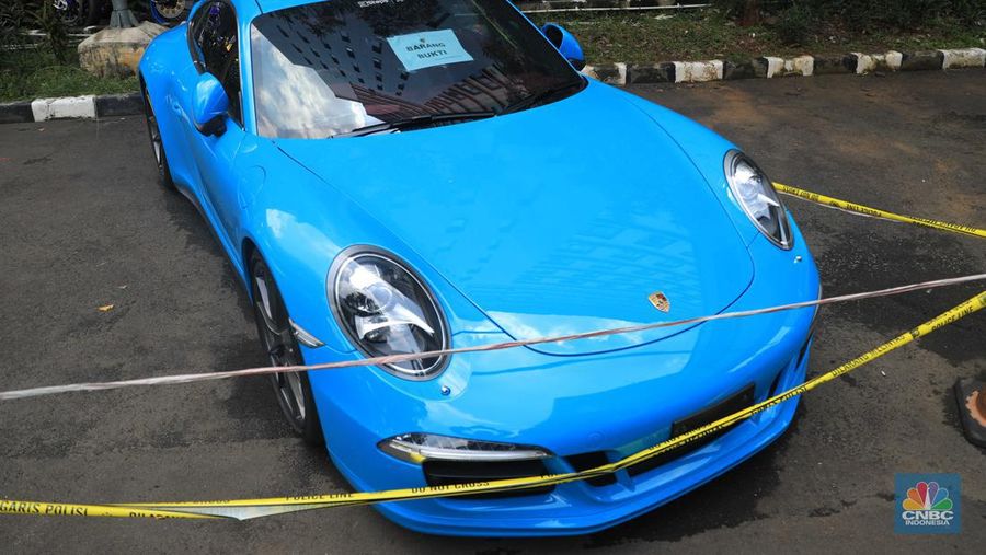 Gepokan uang milik Doni Salmanan juga dipamerkan polisi sebagai barang bukti. (Dok: Hanif Hawari/detikcom)