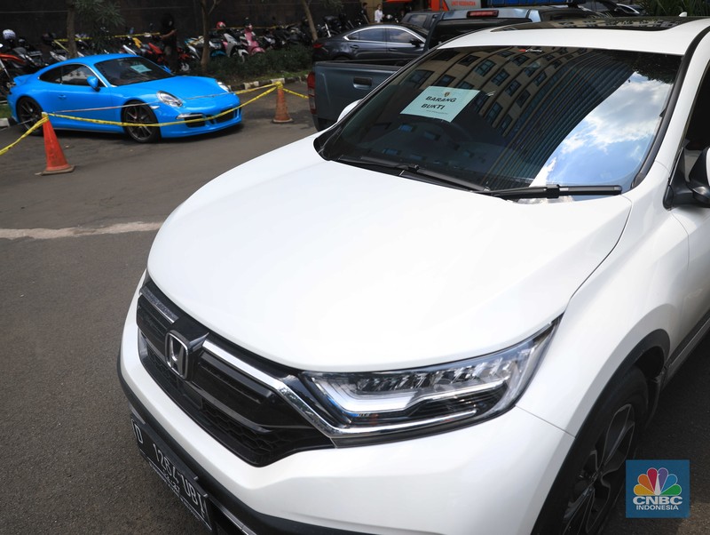 Kendaraan sitaan Doni Salmanan di Bareskrim (CNBC Indonesia/Muhammad Sabki) Kendaraan sitaan Doni Salmanan di Bareskrim (CNBC Indonesia/Muhammad Sabki)