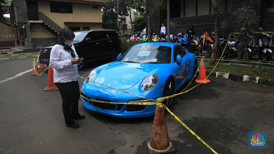 Kendaraan sitaan Doni Salmanan di Bareskrim (CNBC Indonesia/Muhammad Sabki)