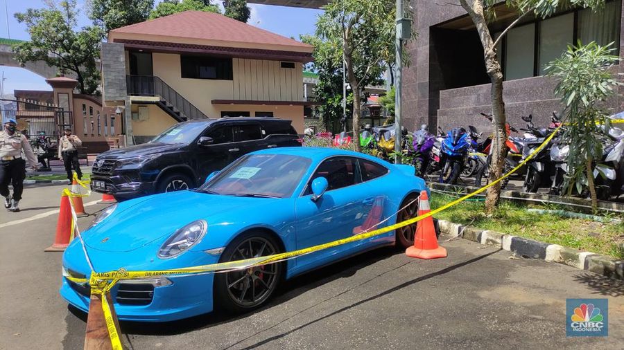 Mobil sitaan Doni Salmanan di Bareskrim (CNBC Indonesia/ Dina Gurning)
