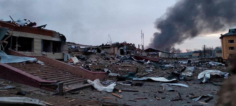 Pemandangan bangunan yang rusak setelah serangan terhadap pangkalan militer Yavoriv, di tengah invasi Rusia ke Ukraina, di Yavoriv, Oblast Lviv, Ukraina, 13 Maret 2022. (@BackAndAlive via REUTERS/@BACKANDALIVE) Pemandangan bangunan yang rusak setelah serangan terhadap pangkalan militer Yavoriv, di tengah invasi Rusia ke Ukraina, di Yavoriv, Oblast Lviv, Ukraina, 13 Maret 2022. (@BackAndAlive via REUTERS/@BACKANDALIVE)
