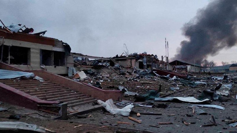 Pemandangan bangunan yang rusak setelah serangan terhadap pangkalan militer Yavoriv, di tengah invasi Rusia ke Ukraina, di Yavoriv, Oblast Lviv, Ukraina, 13 Maret 2022. (@BackAndAlive via REUTERS/@BACKANDALIVE)