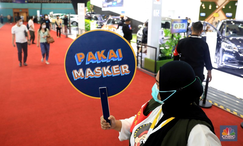 Pengunjung menghadiri pameran mobil Jakarta Autoweek di JCC, Senayan, Jakarta, Senin, (14/3/2022). (CNBC Indonesia/Muhammad Sabki)