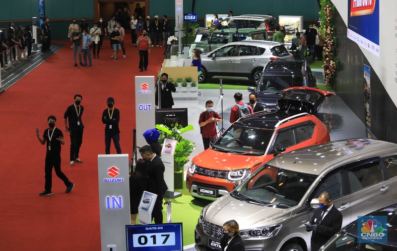 Pengunjung menghadiri pameran mobil Jakarta Autoweek di JCC, Senayan, Jakarta, Senin, (14/3/2022). (CNBC Indonesia/Muhammad Sabki) Pengunjung menghadiri pameran mobil Jakarta Autoweek di JCC, Senayan, Jakarta, Senin, (14/3/2022). (CNBC Indonesia/Muhammad Sabki)