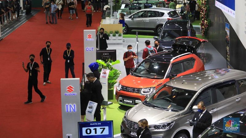 Pengunjung menghadiri pameran mobil Jakarta Autoweek di JCC, Senayan, Jakarta, Senin, (14/3/2022). (CNBC Indonesia/Muhammad Sabki)