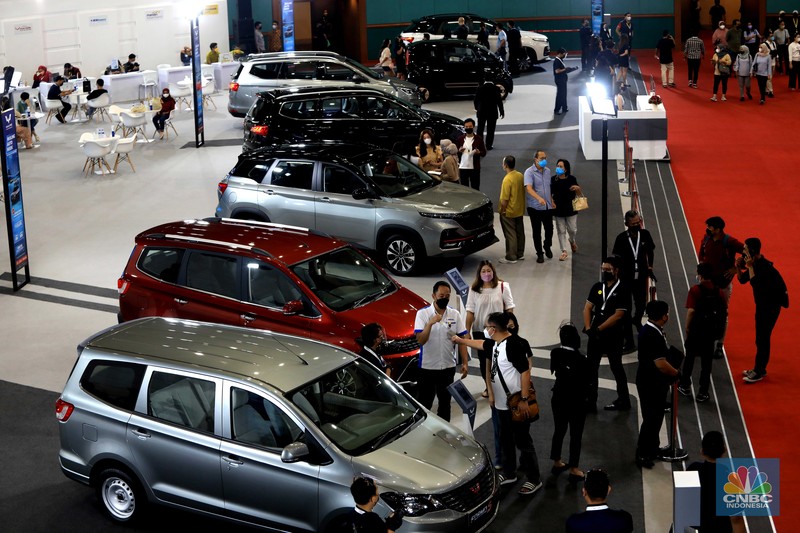 Pengunjung menghadiri pameran mobil Jakarta Autoweek di JCC, Senayan, Jakarta, Senin, (14/3/2022). (CNBC Indonesia/Muhammad Sabki) Pengunjung menghadiri pameran mobil Jakarta Autoweek di JCC, Senayan, Jakarta, Senin, (14/3/2022). (CNBC Indonesia/Muhammad Sabki)