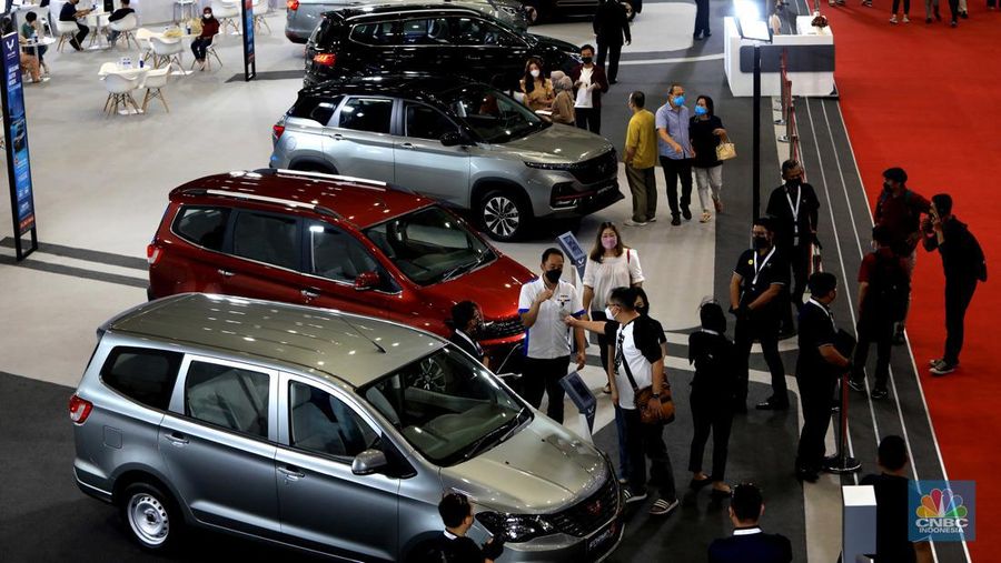Pengunjung menghadiri pameran mobil Jakarta Autoweek di JCC, Senayan, Jakarta, Senin, (14/3/2022). (CNBC Indonesia/Muhammad Sabki)