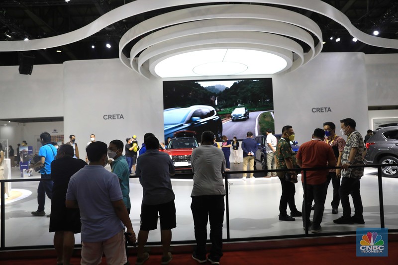 Pengunjung menghadiri pameran mobil Jakarta Autoweek di JCC, Senayan, Jakarta, Senin, (14/3/2022). (CNBC Indonesia/Muhammad Sabki) Pengunjung menghadiri pameran mobil Jakarta Autoweek di JCC, Senayan, Jakarta, Senin, (14/3/2022). (CNBC Indonesia/Muhammad Sabki)