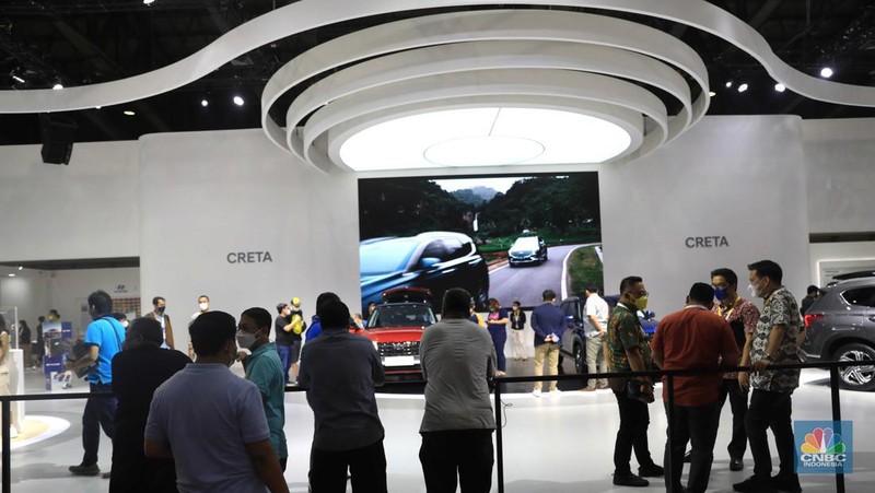 Pengunjung menghadiri pameran mobil Jakarta Autoweek di JCC, Senayan, Jakarta, Senin, (14/3/2022). (CNBC Indonesia/Muhammad Sabki)