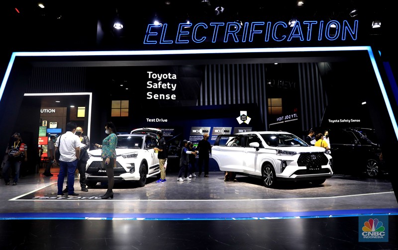 Pengunjung menghadiri pameran mobil Jakarta Autoweek di JCC, Senayan, Jakarta, Senin, (14/3/2022). (CNBC Indonesia/Muhammad Sabki)