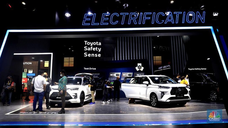 Pengunjung menghadiri pameran mobil Jakarta Autoweek di JCC, Senayan, Jakarta, Senin, (14/3/2022). (CNBC Indonesia/Muhammad Sabki)