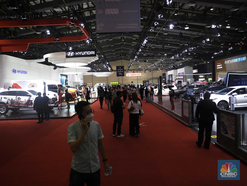 Pengunjung menghadiri pameran mobil Jakarta Autoweek di JCC, Senayan, Jakarta, Senin, (14/3/2022). (CNBC Indonesia/Muhammad Sabki)