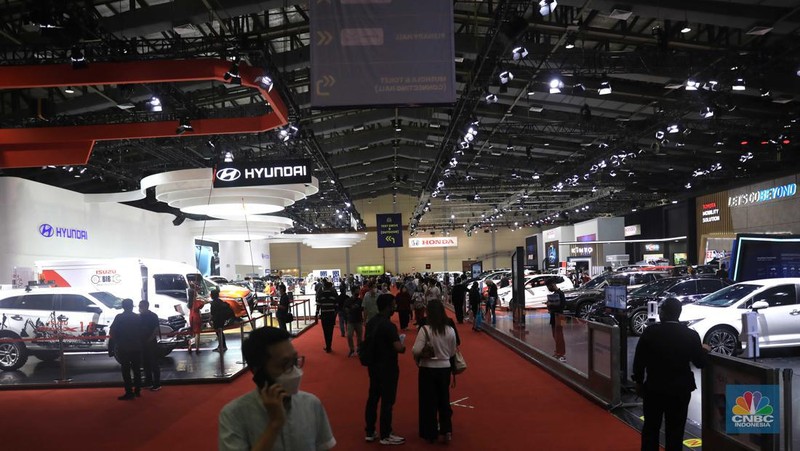 Pengunjung menghadiri pameran mobil Jakarta Autoweek di JCC, Senayan, Jakarta, Senin, (14/3/2022). (CNBC Indonesia/Muhammad Sabki)