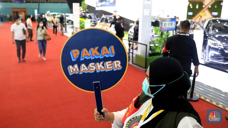 Pengunjung menghadiri pameran mobil Jakarta Autoweek di JCC, Senayan, Jakarta, Senin, (14/3/2022). (CNBC Indonesia/Muhammad Sabki)