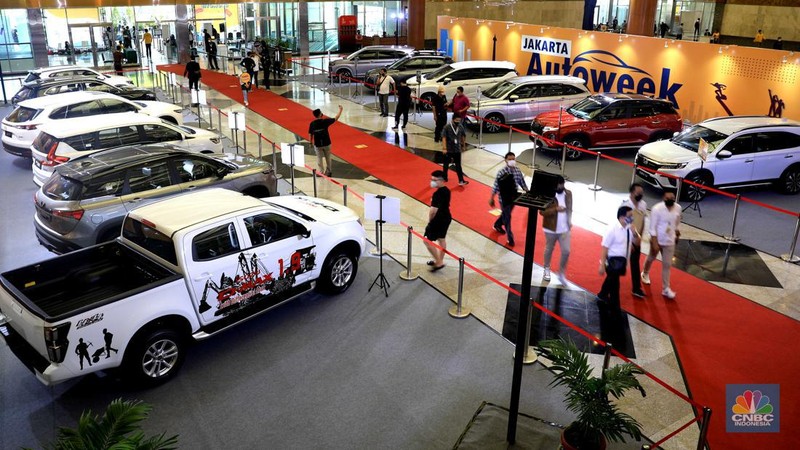 Pengunjung menghadiri pameran mobil Jakarta Autoweek di JCC, Senayan, Jakarta, Senin, (14/3/2022). (CNBC Indonesia/Muhammad Sabki)