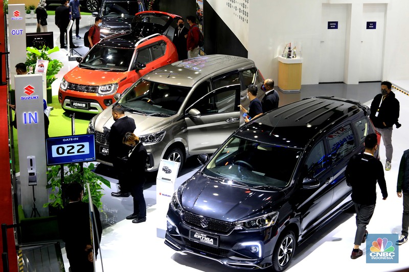 Pengunjung menghadiri pameran mobil Jakarta Autoweek di JCC, Senayan, Jakarta, Senin, (14/3/2022). (CNBC Indonesia/Muhammad Sabki)