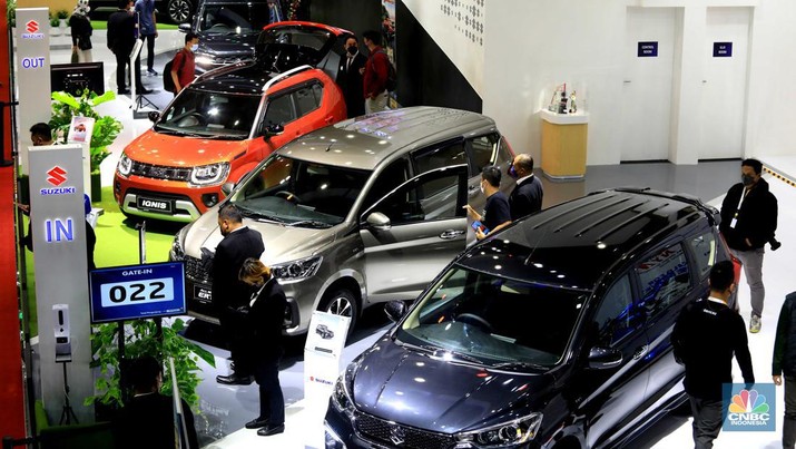 Pengunjung menghadiri pameran mobil Jakarta Autoweek di JCC, Senayan, Jakarta, Senin, (14/3/2022). (CNBC Indonesia/Muhammad Sabki)