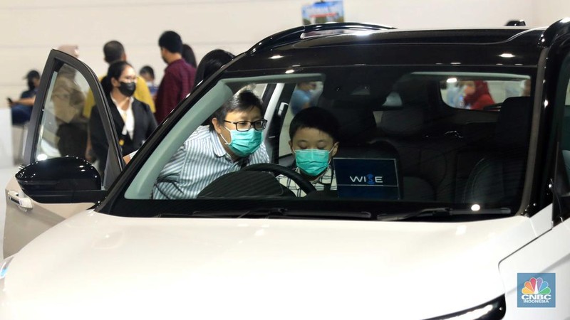 Pengunjung menghadiri pameran mobil Jakarta Autoweek di JCC, Senayan, Jakarta, Senin, (14/3/2022). (CNBC Indonesia/Muhammad Sabki)